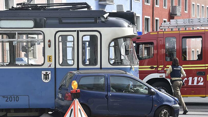 Die Tram erwischte den Twingo und schleifte ihn ein kurzes Stück mit. Die Tram erwischte den Twingo und schleifte ihn ein kurzes Stück mit.