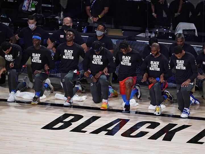Die NBA-Profis von Oklahoma City Thunder um Dennis Schröder (2.v.l) während der US-Hymne.