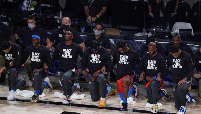 Die NBA-Profis von Oklahoma City Thunder um Dennis Schröder (2.v.l) während der US-Hymne. Die NBA-Profis von Oklahoma City Thunder um Dennis Schröder (2.v.l) während der US-Hymne.