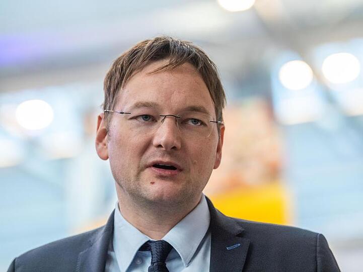 Hans Reichhart (CSU) bei einer Pressekonferenz. Foto: Lino Mirgeler/dpa/Archivbild