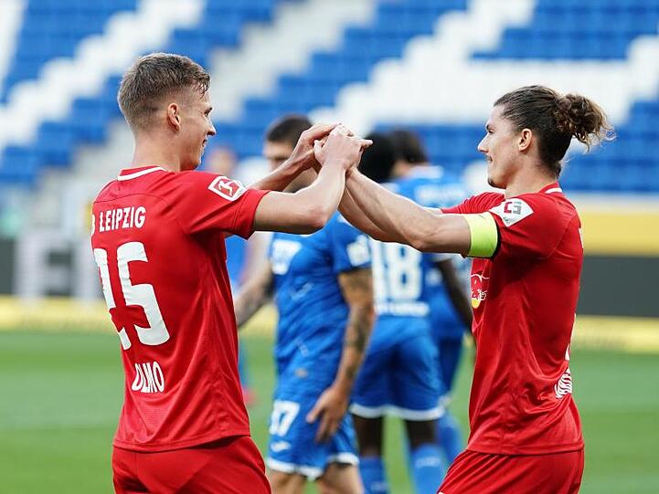 Der Leipziger Doppel-Torschütze Dani Olmo (l) jubelt mit Teamkollege Marcel Sabitzer.