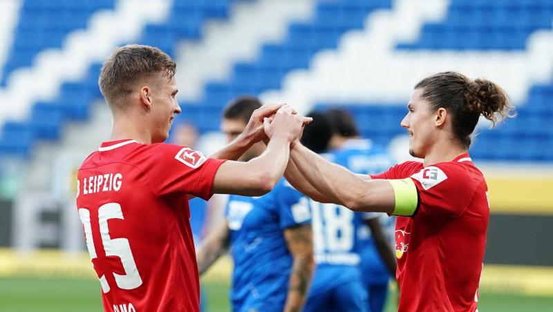 Der Leipziger Doppel-Torschütze Dani Olmo (l) jubelt mit Teamkollege Marcel Sabitzer. Der Leipziger Doppel-Torschütze Dani Olmo (l) jubelt mit Teamkollege Marcel Sabitzer.