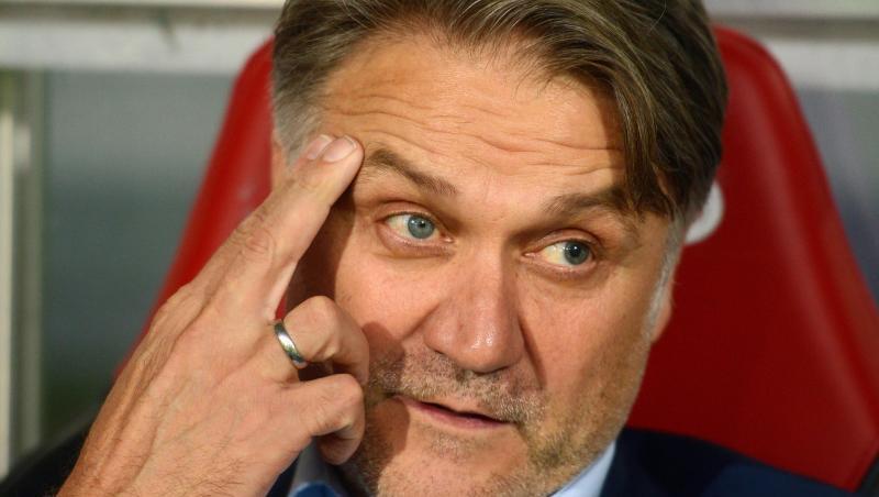 Dietmar Beiersdorfer sitzt im Stadion.