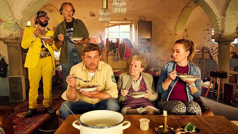 Guglhupf? Eintopf! (v.li.) Daniel Christensen, Eisi Gulp, Sebastian Bezzel, Enzi Fuchs und Lisa Maria Potthoff.