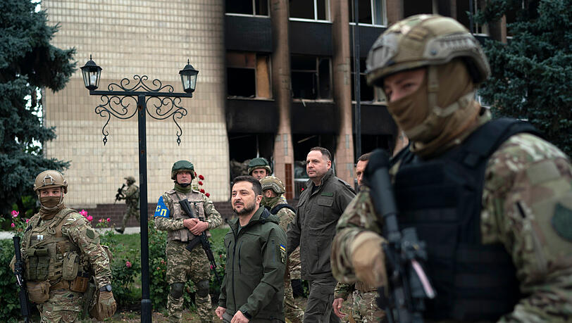 Isjum: Wolodymyr Selenskyj (Mitte), Präsident der Ukraine, nachdem er an einer Zeremonie zum Hissen der Nationalflagge in der kürzlich zurückeroberten Stadt teilgenommen hat.
