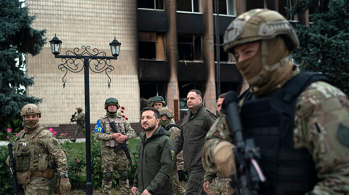 Isjum: Wolodymyr Selenskyj (Mitte), Präsident der Ukraine, nachdem er an einer Zeremonie zum Hissen der Nationalflagge in der kürzlich zurückeroberten Stadt teilgenommen hat.