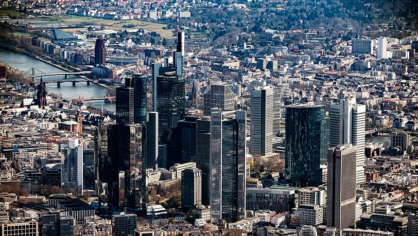 Die Innenstadt von Frankfurt am Main mit dem Bankenviertel. Die Bundesregierung will die geplante europäische Geldwäschebehörde in die Main-Metropole holen.