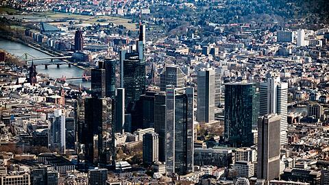 Die Innenstadt von Frankfurt am Main mit dem Bankenviertel. Die Bundesregierung will die geplante europäische Geldwäschebehörde in die Main-Metropole holen.