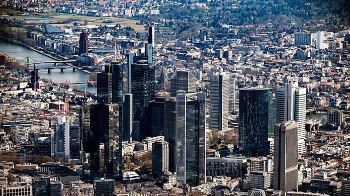 Die Innenstadt von Frankfurt am Main mit dem Bankenviertel. Die Bundesregierung will die geplante europäische Geldwäschebehörde in die Main-Metropole holen.