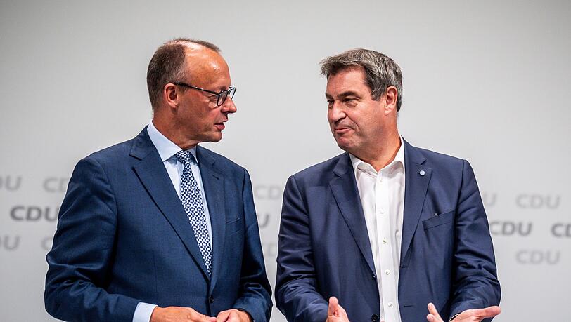 Markus Söder (CSU, r), Ministerpräsident von Bayern und CSU-Vorsitzender, spricht mit Friedrich Merz, CDU-Bundesvorsitzender, beim Bundesparteitag der CDU. Markus Söder (CSU, r), Ministerpräsident von Bayern und CSU-Vorsitzender, spricht mit Friedrich Merz, CDU-Bundesvorsitzender, beim Bundesparteitag der CDU.