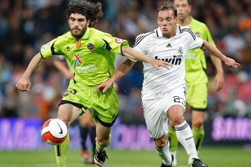 Er steht im Visier der Vorwürfe: Levanrtes einstiger Kapitän Inaki Descarga (links), hier im Duell mit Real Madrids Wesley Sneijder
