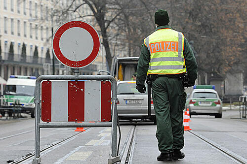 Der Promenadeplatz ist gesperrt - jeder, der rein will, wird von der Polizei überprüft