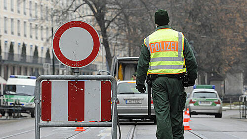Der Promenadeplatz ist gesperrt - jeder, der rein will, wird von der Polizei überprüft Der Promenadeplatz ist gesperrt - jeder, der rein will, wird von der Polizei überprüft