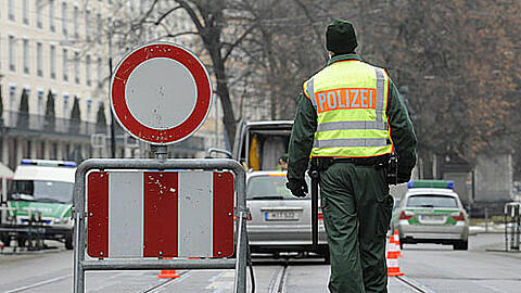 Der Promenadeplatz ist gesperrt - jeder, der rein will, wird von der Polizei überprüft