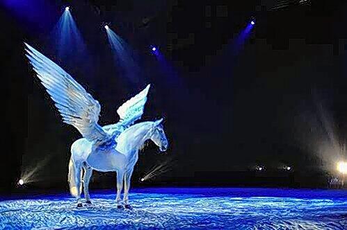 Der geflügelte Pegasus, dessen Hufschlag im griechischen Mythos jener Quelle entspringt, die den Dichtern Inspiration verleiht, darf in Hellers neuer Show nicht fehlen.