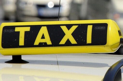 In Pöcking stirbt ein Mann in der Silvesternacht: Seine Jacke hat sich in der Tür eines Taxis verfangen. (Symbolbild)