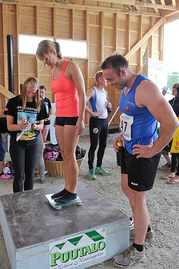 Wie in der Formel 1:  Vor dem Start geht's zum Wiegen.Die spinnen die Finnen."Wife Carrying" in Finnland.
