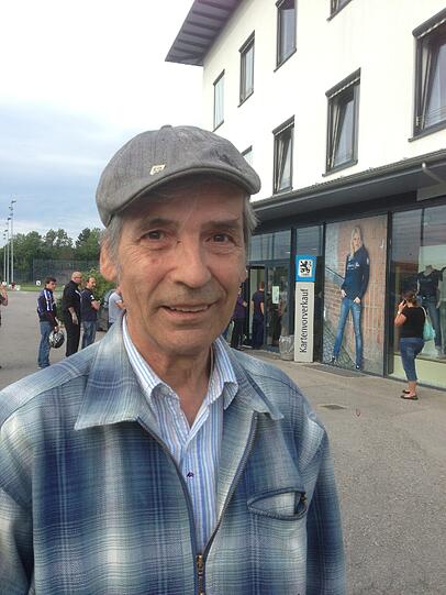 Wolfgang Junger (68): &bdquo;Ich bin seit 20 Jahren Mitglied bei den Löwen und bin begeistert, wie es im Moment läuft. Wir hatten zwar ein bisschen Glück in den ersten Spielen, aber mich freut die Entwicklung. Und dann noch das Spiel gegen Dortmund: Ich hoffe, dass mehr als 50.000 in die Arena kommen.&ldquo;