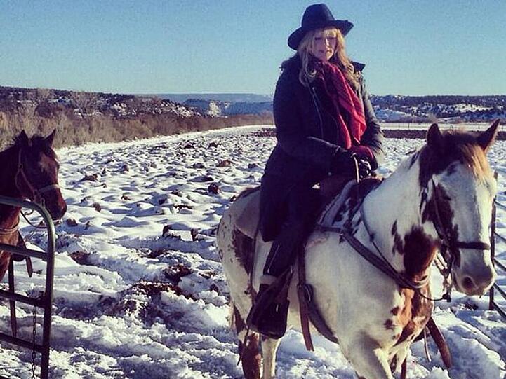 Heidi Klum hoch zu Ross bei einem gemütlichen Reitausflug