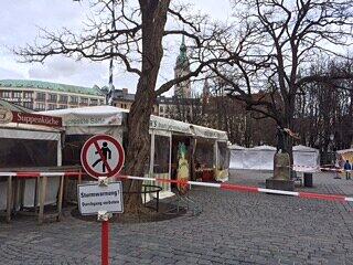 Wegen Sturm "Niklas" gesperrt: Auf dem Viktualienmarkt mussten Standl schließen, die sich unmittelbarer Nähe zum Maibaum befinden.