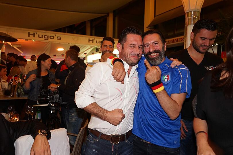 Hunderte feierten den Einzug ins Halbfinale im H'ugo's