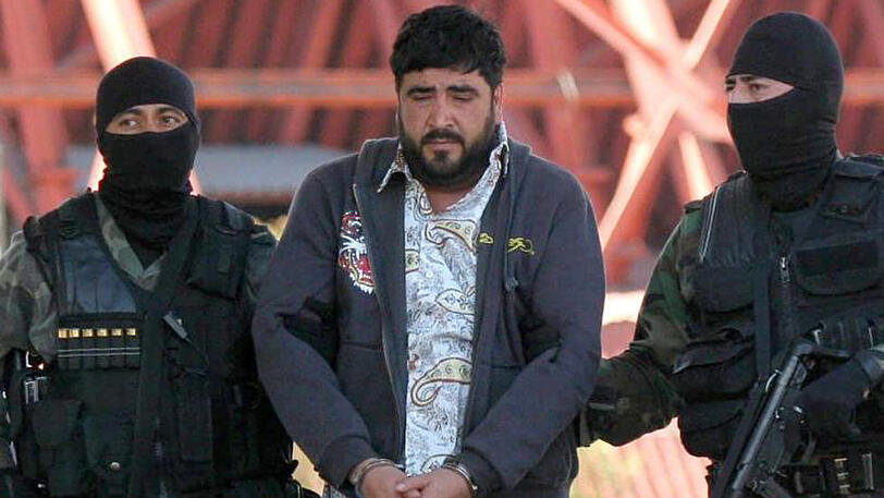 Der mexikanische Drogenboss Beltran Leyva wird Anfang 2008 von Soldaten der mexikanischen Armee eskortiert.