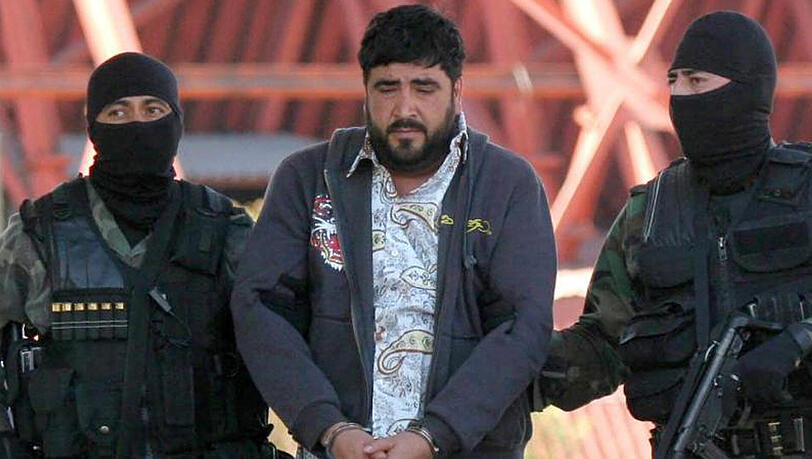 Der mexikanische Drogenboss Beltran Leyva wird Anfang 2008 von Soldaten der mexikanischen Armee eskortiert. Der mexikanische Drogenboss Beltran Leyva wird Anfang 2008 von Soldaten der mexikanischen Armee eskortiert.