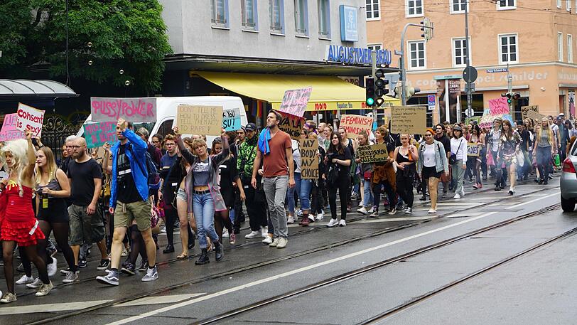 Slutwalk 2018 in München: Frauen und Männer kämpfen gemeinsam gegen Sexismus in der Gesellschaft und fordern sexuelle Selbstbestimmung für alle.