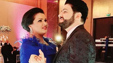 Ein Tänzchen in Ehren: Anna Netrebko walzert fröhlich mit ihrem Mann Yusif Eyvazov in Baku.