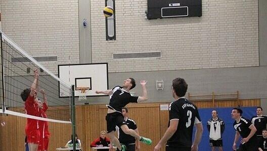 Neuperlacher Volleyballer in Aktion. Neuperlacher Volleyballer in Aktion.