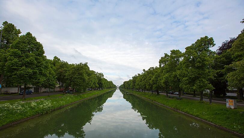 Ein Hechtsprung in den Schlosskanal. Am Samstag verletzte sich ein junger Mann dabai schwer. Ein Hechtsprung in den Schlosskanal. Am Samstag verletzte sich ein junger Mann dabai schwer.