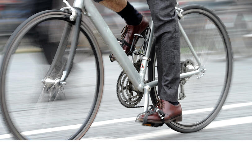 Der Mann fuhr verbotenerweise auf dem Gehweg (Symbolbild).