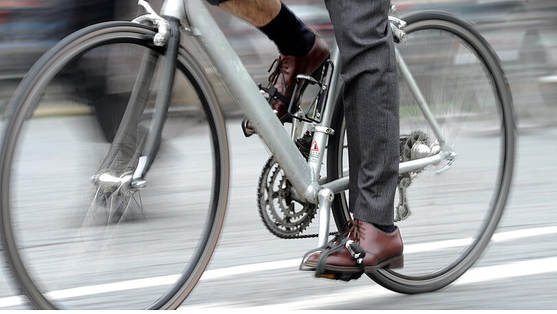 Der Mann fuhr verbotenerweise auf dem Gehweg (Symbolbild). Der Mann fuhr verbotenerweise auf dem Gehweg (Symbolbild).