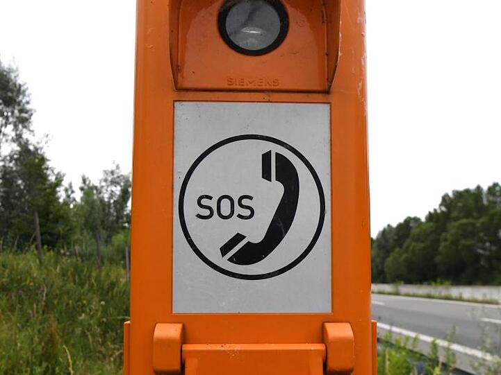 Eine Notrufsäule steht an der A281 in Richtung Bremen-Flughafen. Foto: Carmen Jaspersen/Archivbild