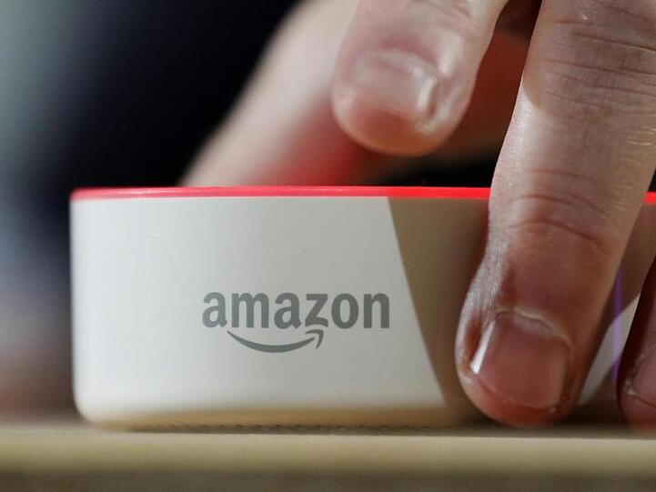 Lautsprecher Amazon Echo mit dem Alexa Voice Service.