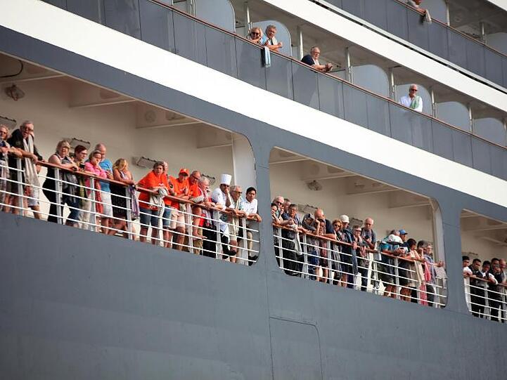 Passagiere auf dem Kreuzfahrtschiff "Westerdam": Das Coronavirus trifft die Reisebranche hart.
