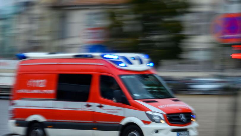 Ein Rettungsfahrzeug der Feuerwehr ist im Einsatz.