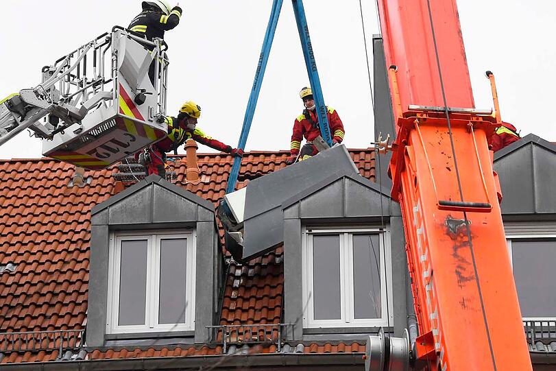 Mit Hilfe eines 50-Tonnen-Krans brachte die Feuerwehr den Kamin sicher auf den Boden.