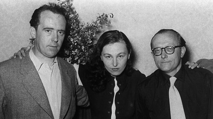Eine der wenigen anerkannten weiblichen Stimmen in der Gruppe 47. Ilse Aichinger mit Heinrich Böll (links) und Günther Eich, aufgenommen während einer Tagung 1952.