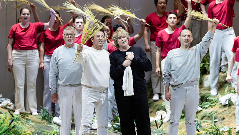 René Pape, Piotr Beczala, Rachael Willis-Sørensen und Kostas Smoriginas mit dem Chor der Bayerischen Staatsoper in „Lohengrin“.