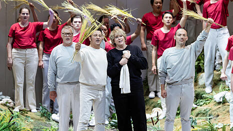 René Pape, Piotr Beczala, Rachael Willis-Sørensen und Kostas Smoriginas mit dem Chor der Bayerischen Staatsoper in „Lohengrin“.