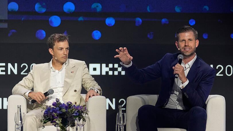 Gründer wie Präsidentensohn Eric Trump (rechts im Bild) dürfen ihre WLFI-Bestände vorerst nicht verkaufen. (Archivbild)