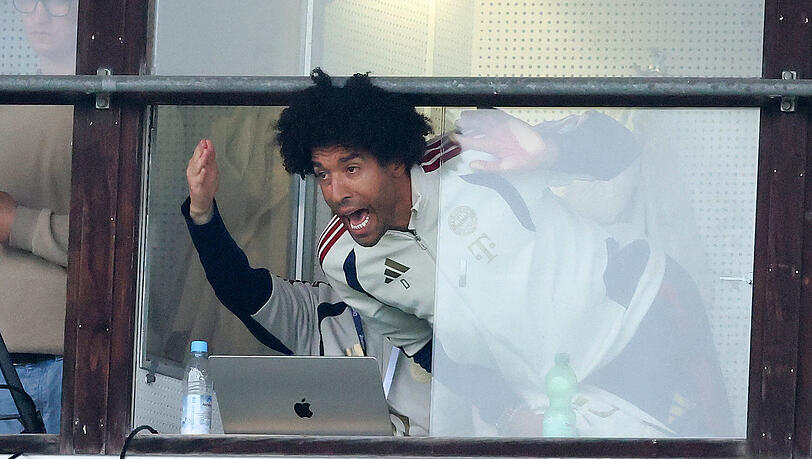 Bayern-Trainer Dante musste das Derby nach seinem Platzverweis aus einer der Kommentatorenkabinen verfolgen. Bayern-Trainer Dante musste das Derby nach seinem Platzverweis aus einer der Kommentatorenkabinen verfolgen.