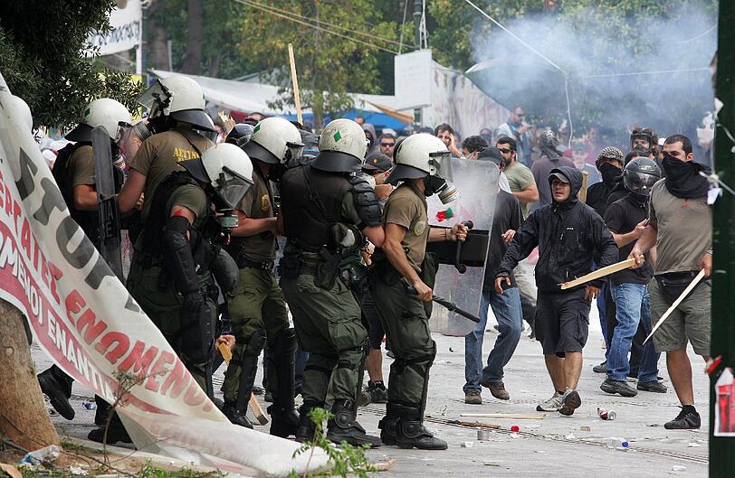 Am Mittwochabend und in der Nacht ist es zu heftigen Straßenschlachten zwischen der Polizei und Demonstranten in Athen gekommen. Mindestens 60 Menschen seien leicht verletzt
worden, berichtete das staatliche Fernsehen (NET). Tausende Menschen protestierten friedlich bis in die frühen
Morgenstunden vor dem Parlament in Athen gegen das harte Sparprogramm
der Regierung.