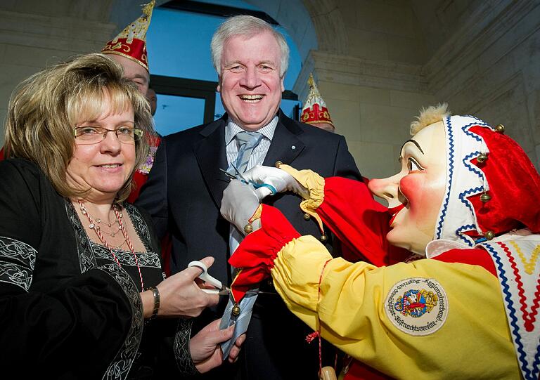 Die CSU-blaue Krawatte hätte Horst-Seehofer mal besser daheim gelassen.