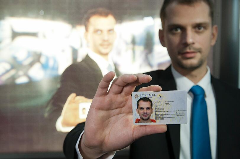 Personalausweis: Wer über 16 ist, muss einen &bdquo;Perso&ldquo; oder einen Reisepass haben. Bei unter 24-Jährigen ist das Dokument sechs Jahre gültig und kostet 22,80 Euro, bei Erwachsenen über 24 werden sechs Euro mehr fällig &ndash; dafür läuft der Ausweis dann erst nach zehn Jahren ab. Was heißt das für die AZ-Rechnung? Wer jetzt geboren wird, hat eine durchschnittliche Lebenserwartung von gut 81 Jahren. Von seinem 16. Lebensjahr an bis zu seinem Tod wird dieser Beispiel-Münchner also acht Mal einen Personalausweis beantragen und bezahlen. Kostenpunkt: 218,40 Euro. Wobei die Gebühr über die Jahrzehnte allerdings kaum konstant bleiben dürfte.