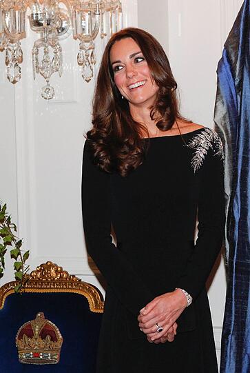 In edlem Schwarz enthüllte die Herzogin mit ihrem Mann William ein Bildnis der Queen.