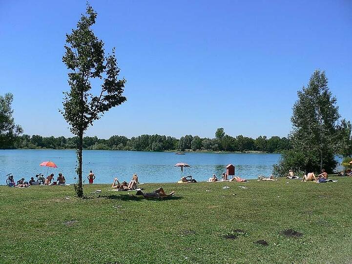 Glasklare Sicht an der Regatta
Beschreibung: Regattasee und Regattastrecke &ndash; beide halb in Feldmoching, halb in Oberschleißheim. Beide im Landschaftsschutzgebiet &ndash; Fuchs und Has&rsquo; sagen sich hier wirklich gut&rsquo; Nacht. Weil der See (flaches Ufer, glasklar!) oft überlaufen ist, am besten rüber zur Regatta.
Charakteristik: 2,23 Kilometer lang ist die Regatta - hier findet jeder sein Plätzchen. Und während auf dem Teerrundweg Radler, Jogger und Skater hecheln, sorgen Ruderer (Obacht: Die haben hier immer Vorfahrt!) und Bungee-Jumper für Kurzweil. Das Glasklare Wasser ist ideal zum Schnorcheln &ndash; mit Hecht-Garantie! Neben der Haupttribüne: Beach-Volleyball, -Soccer, und -Tennis (12 bis 25 Euro/Stunde).

Erreichbarkeit: Via A92 (Ausfahrt Oberschleißheim Richtung Dachau, nach 200 Meter links, 900 Parkplätze). Oder per Radl über Feldmoching (ausgeschildert).

Verpflegung: Bestens &ndash; von Würstl, Hamburger, Chicken Wings bis zu Pommes, Wraps und Steckerleis. Cocktails, Bier und Wein &ndash; bis spät in der Nacht, an der Strandbar.

Wasserqualität: hervorragend, 16 Grad.