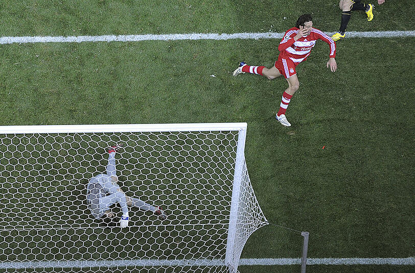 19.4.2008 &ndash; Pokalfinale, Dortmund-Bayern 1:2 n.V.: Anschließend verlieren die Duelle etwas an Dramatik &ndash; auch weil der BVB in finanzielle Schwierigkeiten gerät. Im Pokal kommt es dann wieder zu einem der großen Duelle. Nach Luca Tonis Führung zum 1:0 schießt Mladen Petric den BVB in der Schlussminute in die Verlängerung. Dort macht Toni mit seinem zweiten Tor den bayrischen Pokalsieg perfekt.