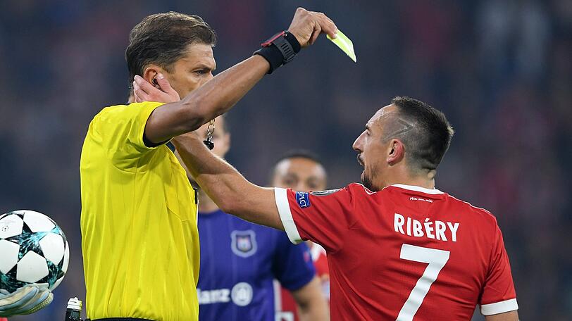 Da ist es passiert: Franck Ribérys Hand im Gesicht des Unparteiischen.